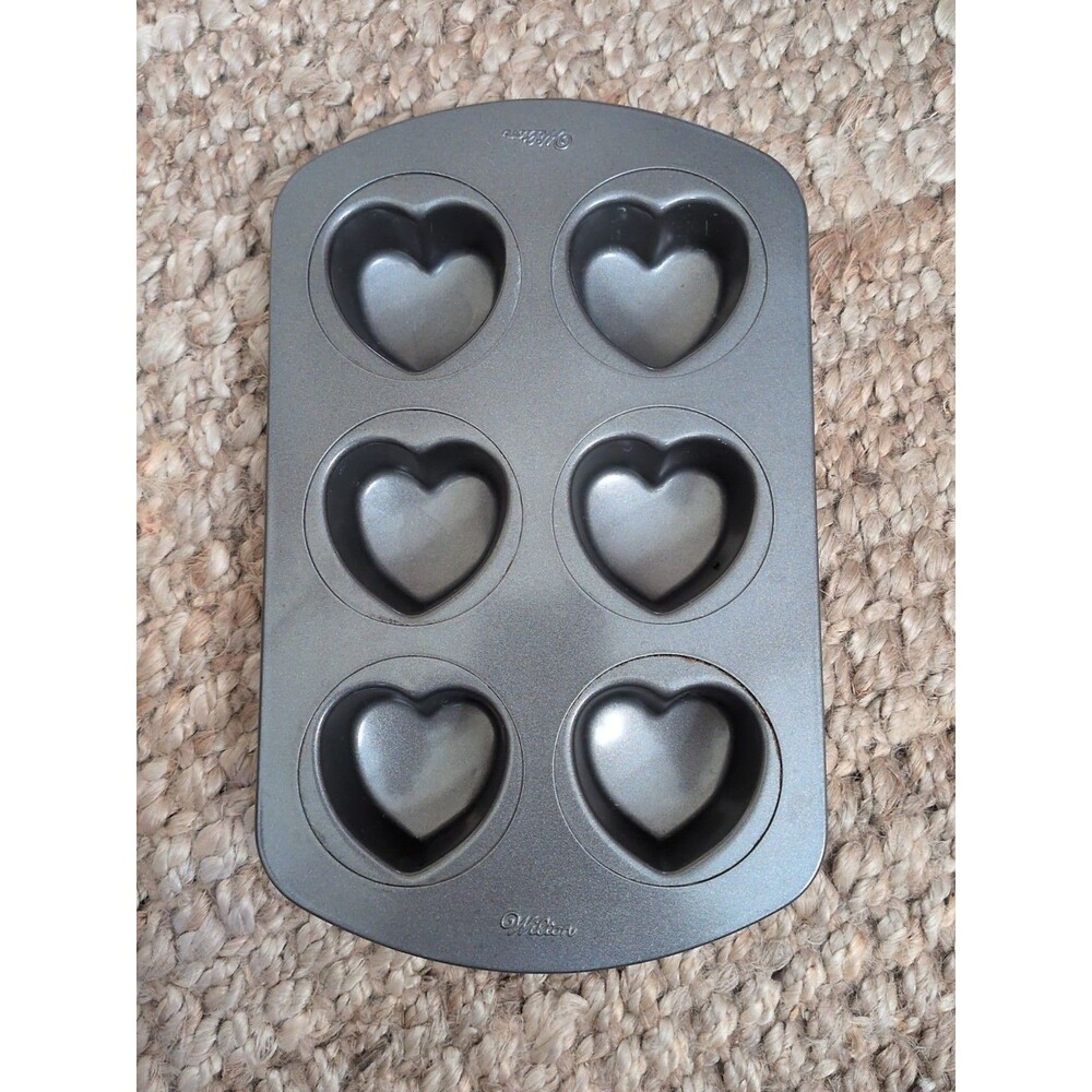 Preowned Wilton Heart Shaped Mini Cakes Pan 6 Cavity 1/4 Cup Non-Stick